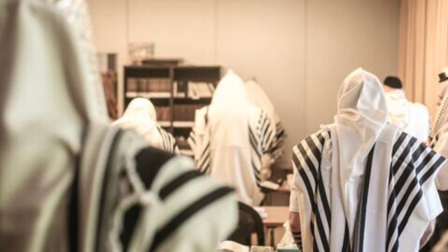 מתפללים בבית כנסת
