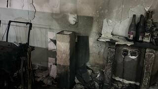 נזקי השריפה שפרצה בדירה בחולון
