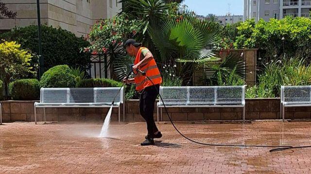 צוות מטעם העירייה שהגיע לנקות את המפגע