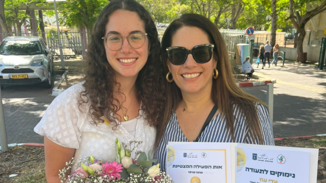 עדי עוז עם אמה רונית. מצטיינת