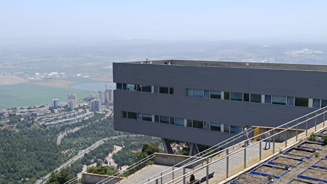 על גג הספרייה. שטח המתחם שייפתח