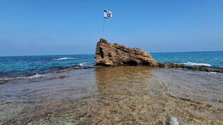 חוף הסלע בבת ים. החול ממלא את הלגונה