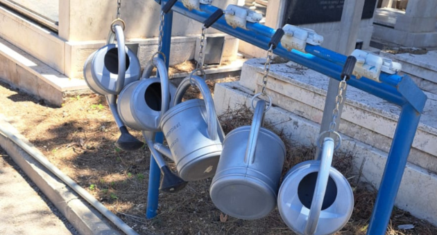 המשפכים בכניסה לבית העלמין