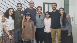 צור אברהם ז"ל עם משפחתו