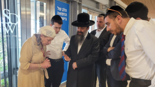 הרב איפרגן" הרנטגן" בביקור, מימין יעקב אוחיון