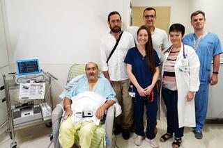 מימין לשמאל: ד"ר אלכס שייפר, פרופ׳ סורל גולנד, פרופ׳ קובי ג׳ורג׳, לוטם עובדיה, ד"ר ולרי קוצ׳וק והמטופל מאיר אביגדור