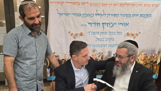 דנילוביץ' לצד ציון חדד (משמאל) אביו של החייל אורי יצחק חדד ז"ל