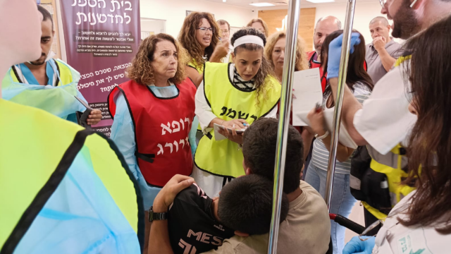 קבלת הפצועים בבית החולים בני ציון בחיפה