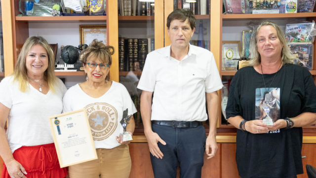 בתמונה מימין לשמאל: מיכל ביטון, רה"ע רמי גרינברג, מזל צומעי, סיגל רפאלי מנהלת בית יד לבנים