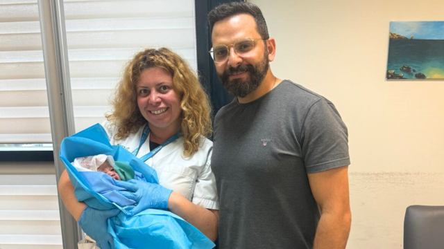 ד"ר מרון אבו רוחמה ואילנית ביטון עם התינוקת