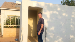 אנטולי פרנדיוק ליד מיגונית בשכונת נחל בקע