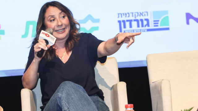 ליטל שוורץ בוועידת צפון אדום של ידיעות תקשורת