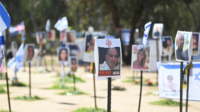 אנדרטה לנרצחי המסיבה ברעים. הקורבנות יונצחו בחיפה