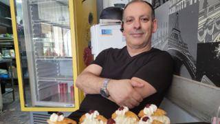 יהודה גבאי בקונדיטוריית רוזלין בעיר העתיקה בבאר שבע