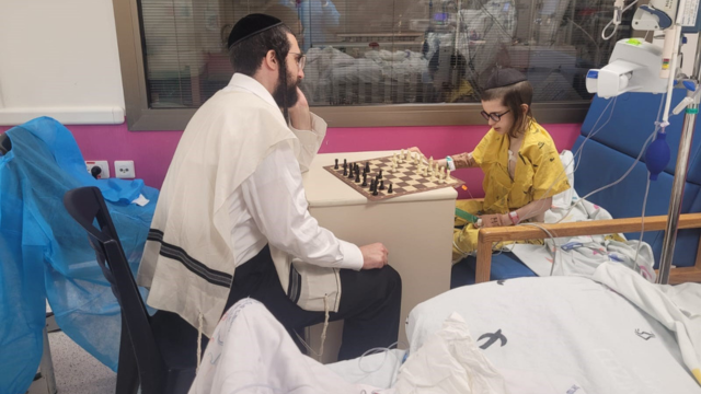 נחמיה משחק שחמט עם אביו