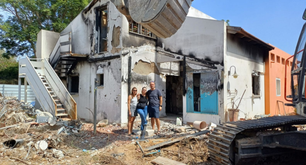 שי, הילה וקרן כהן, ילדיה של פסי כהן ז"ל, לפני הריסת הבית
