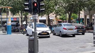 רכבים חונים בכיכר הדווידקה