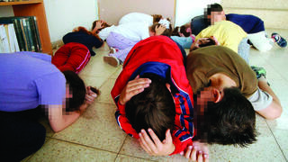 תלמידים מתרגלים מיגון מטילים כשאין מקלט (למצולמים אין קשר לידיעה) 
