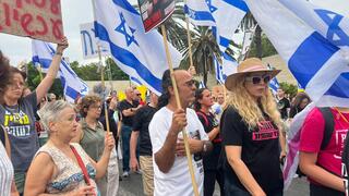 הפגנת ענק וחסימת הכביש ברחובות