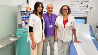 בתמונה מימין: נעמה הרשקוביץ, מנהלת הסיעוד של המרכז, ד"ר מיכאל וסקוביץ', נסרין עאמר