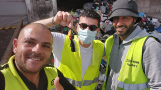 אוחיון (במרכז) עם עובדי דודאים