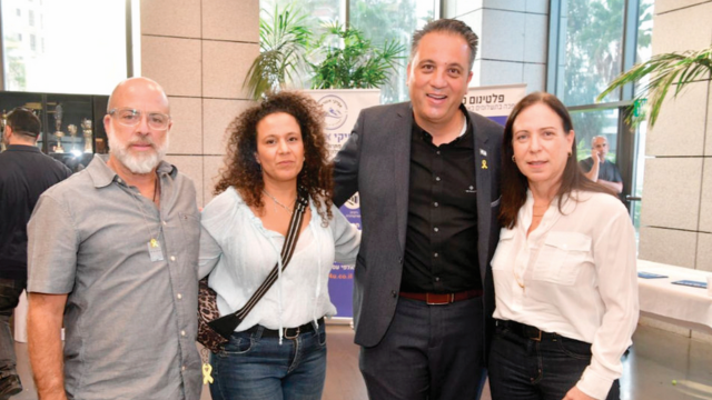 משמאל לימין: שי וניבה ונקרט, הוריו של עומר שנחטף לעזה, עו״ד רועי כהן נשיא להב, יפית גריאני המשנה למנכ״ל ישראכרט