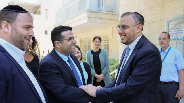 ארז לוי (במרכז התמונה) עם ח״כ יוני משריקי (מימין), יו״ר וועדת הבריאות בכנסת שהגיע לסיור במרכז רפואי ״לב תלפיות״