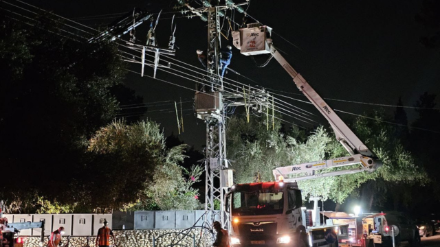 עובדי חברת החשמל בעבודות בהוד השרון