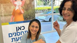 מירי בלאופלד מחסנת את ד"ר עד שולחני 