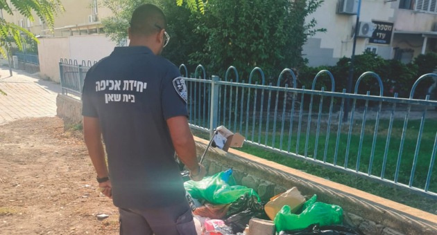 פסולת ביתית שהושלכה מחוץ לפחים