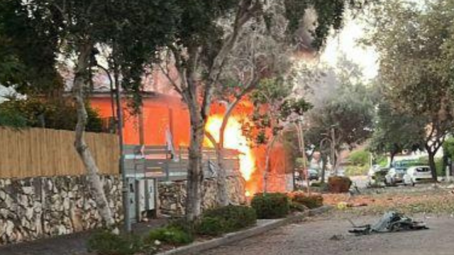 פגיעה ישירה בבית בשכונת צור שלום