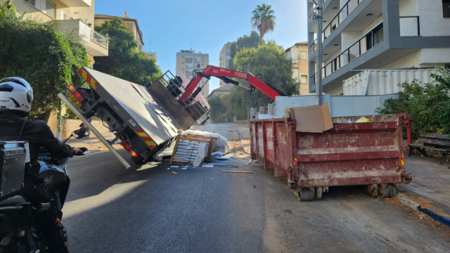 המשאית ההפוכה ברחוב פיק"א פתח תקוה