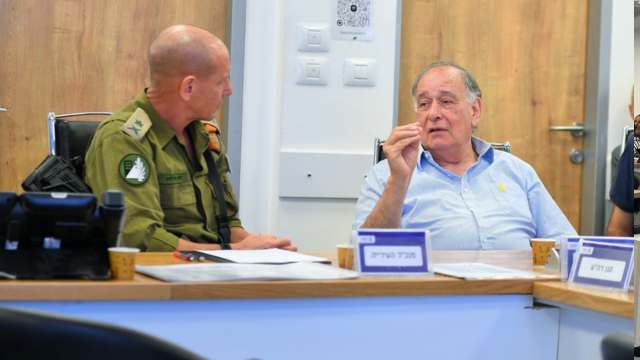 אלוף פיקוד העורף רפי מילוא ויונה יהב בחדר מלחמה חיפה