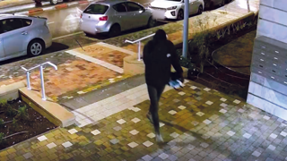 העבריין מניח את המטען ונלכד
