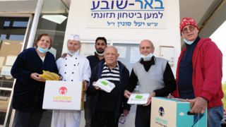 ארז נגאוקר עם פעילים ומתנדבים בעמותת "באר שובע" 