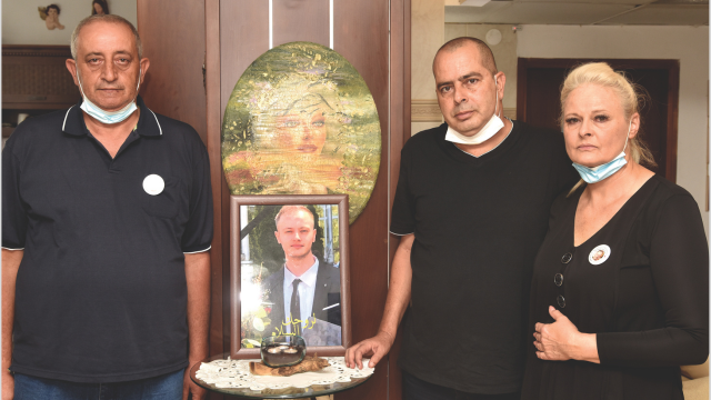 מימין: יאנקה, אלדר ונסארת עם תמונת מיכאיל  