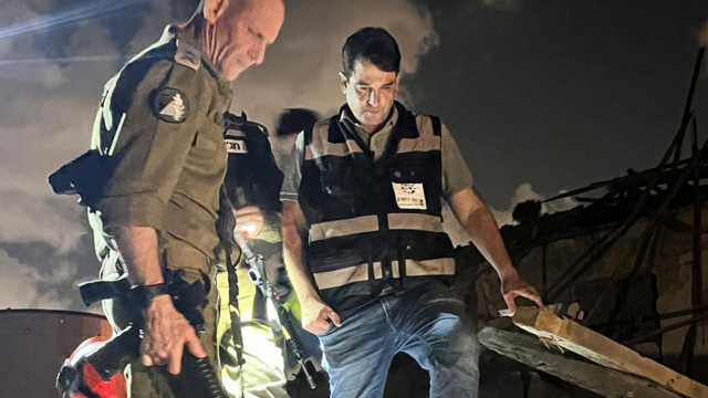 ראש העירייה אמיר כוכבי עם אלוף פיקוד העורף סורקים את הנזק