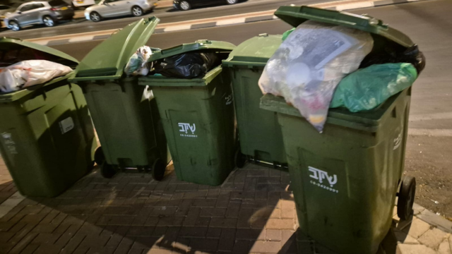 פחי אשפה מלאים בפתח תקוה
