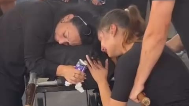 מעיין אדם במהלך הלווייה