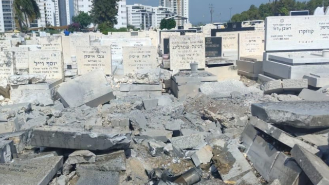הנזק בבית העלמין צור שלום בקרית ביאליק