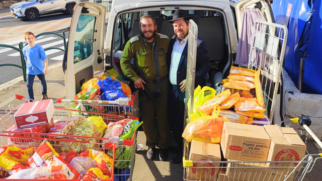 הרב יהודה גינזבורג בחלוקת החבילות
