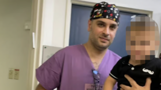 הפעוט וד"ר זייד אליכלאני לאחר הניתוח