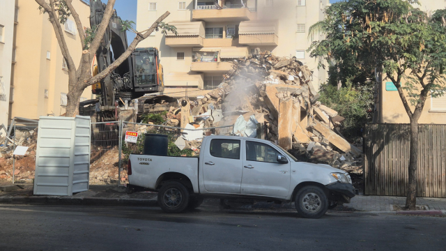 הריסות הבניין ברחוב ברנדייס פתח תקוה