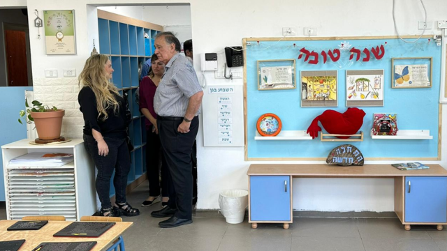 ראש העיר מבקר בכיתות ששופצו