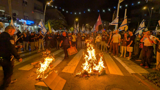 מפגינים מבעירים מדורות במוריה