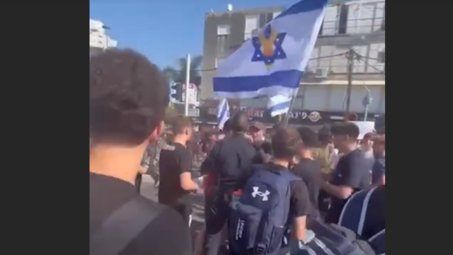 הפגנת התלמידים בהוד השרון. למצולמים אין קשר להודעות