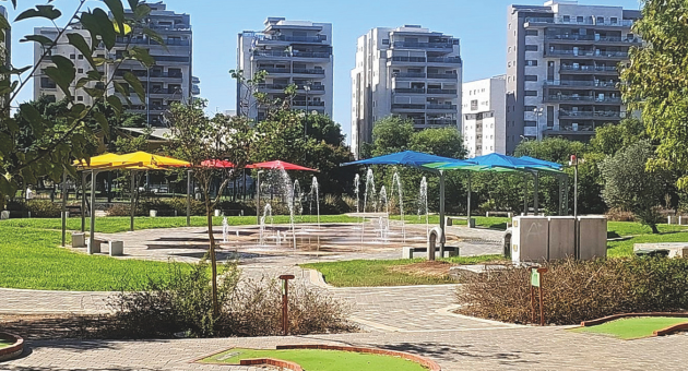 הותקנו הצללות במתחם המזרקות