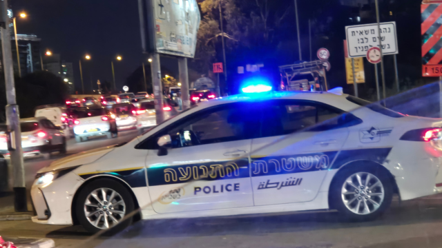 פקק בגלל הפגנה של חרדים כביש 4 ניידת משטרה ליד פתח תקוה - תמונת פייסבוק