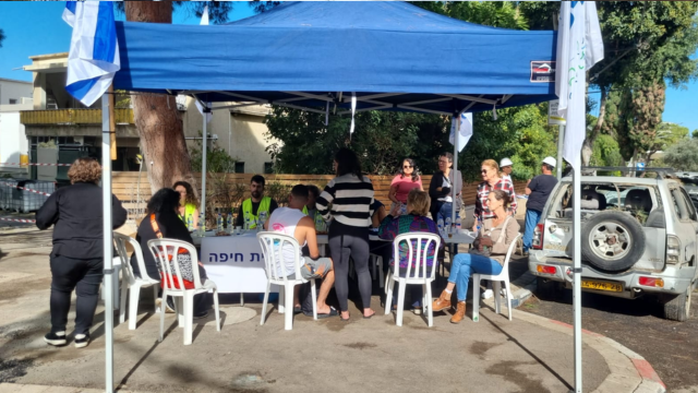 עמדת סיוע לתושבים שנפגעו מנפילת הטיל ברחוב קלר חיפה