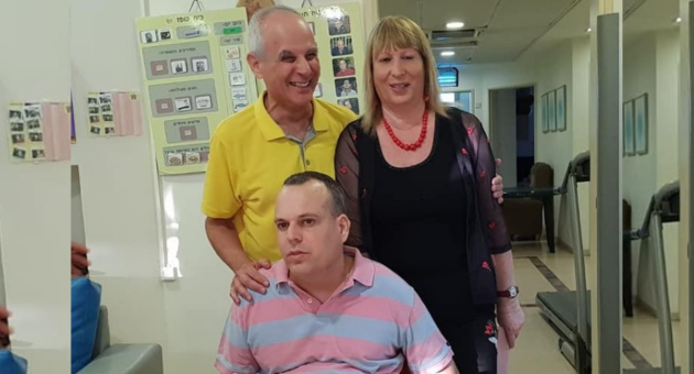 מירי ואיציק בר סלע ובנם איתי